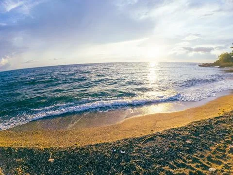 Sunset Over Tranquil Beach Shore Stock-Fotos
