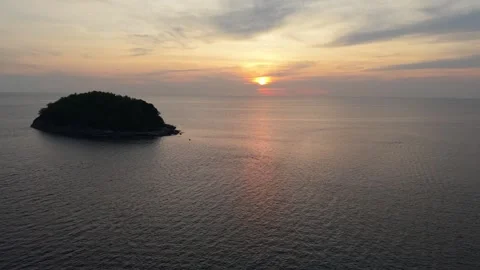 Sunset over tranquil ocean with island silhouette and colorful sky reflections Vídeos de archivo 342312655