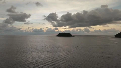 Sunset over tranquil ocean with island silhouette and dramatic clouds Stock-Footage 342312873