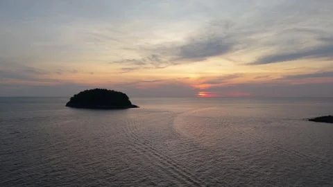 Sunset over tranquil ocean with island silhouette and colorful sky reflections Vídeos de archivo 342331632