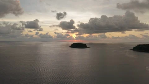 Sunset over tranquil ocean with island silhouette and dramatic clouds Stock-Footage 342332082