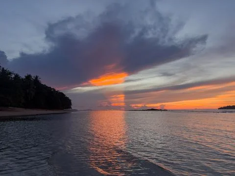 Sunset Over Tropical Ocean with Clouds Fotos Stock