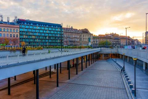 Sunset Over Upper Platform at Eastern Railway Station Budapest Stock-Fotos