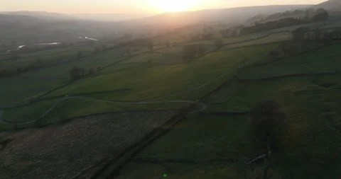 Sunset over a valley in Yorkshire Dales Video stock 307652001