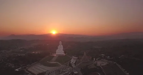 Sunset Over Wat Huai Pla Kung, Chiang Rai, Northern Thailand, Aerial Slider Shot Vidéo 78694347