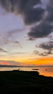 Sunset Over Water with Dramatic Clouds Foto stock