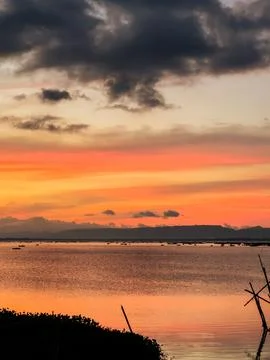 Sunset Over Water with Dramatic Clouds Foto stock