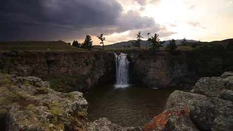 Sunset over waterfall Ulaan Tsutgalan, Mongolia. 스톡 동영상 78500410