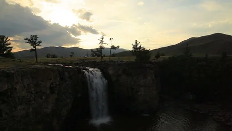 Sunset over waterfall Ulaan Tsutgalan, Mongolia. Vídeo Stock 83505332