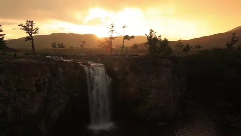Sunset over waterfall Ulaan Tsutgalan, Mongolia. Vídeos de archivo 83505664