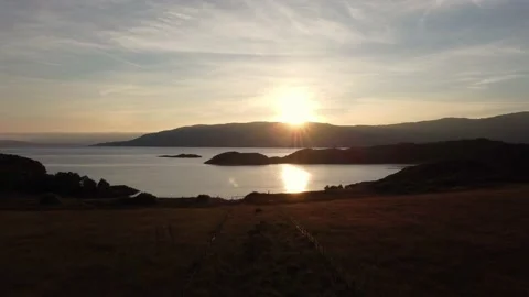 Sunset over wheat field by the sea - Scotland - Highlands 库存影片 166144243