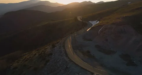 Sunset over winding remote road in the mountains Video stock 129225491