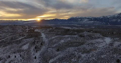 Sunset Over Winter Landscape Snowy Mountains Golden Hour Aerial 4K Sunlight Vidéo 87223552