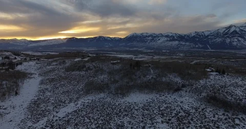 Sunset Over Winter Landscape Snowy Mountains Golden Hour Aerial 4K Sunlight Vidéo 87223922