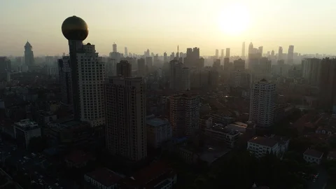 Sunset over Wuhan city - panoramic aerial footage urban China Vídeos de archivo