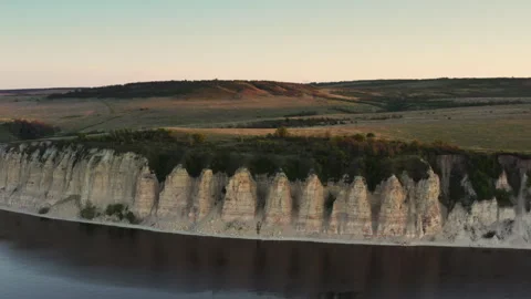 Sunset overlooking the chalk hills on the river bank and the sun on the horizon 動画素材 278359678