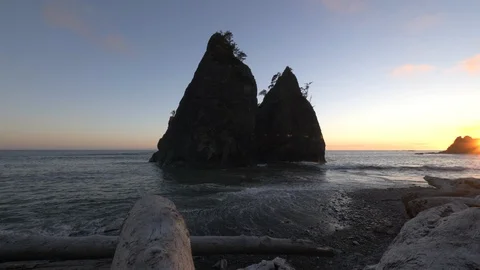 Sunset pan of split rock at rialto beach in olympic np Stock Footage 99330099