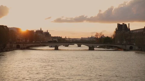 Sunset in Paris - Louvre and River Seine 動画素材 88829682