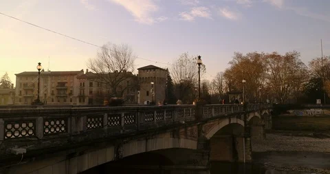 Sunset on parma river bridge Vídeos de archivo 100519820