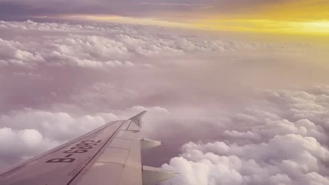 Sunset from the passenger aircraft window 3 a Vídeos de archivo 341270019