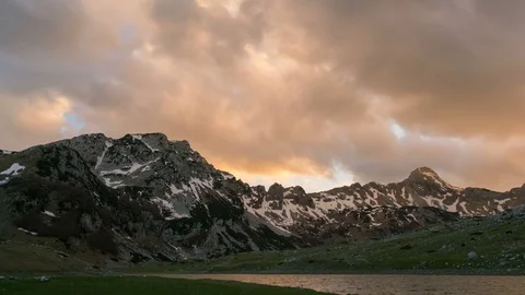 Sunset in the picturesque mountains 動画素材 75971098