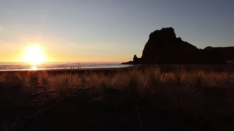 Sunset on Piha Beach 스톡 동영상 76687927