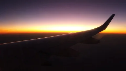 Sunset from a plane point of view. Airplane wings in central perspective 스톡 동영상 116730226