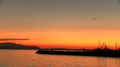 Sunset plane takeoff distant 2 Vídeos de archivo 275403