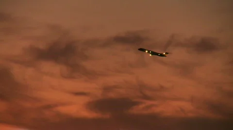 Sunset plane takeoff distant Vídeos de archivo 275399