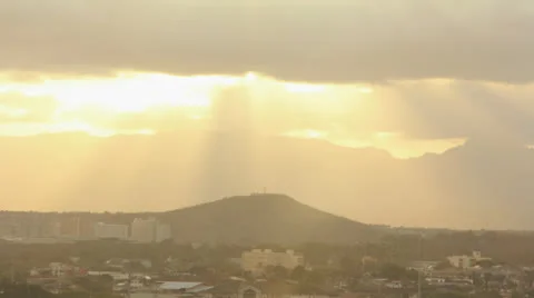 Sunset Rays Over Salt Lake and Waianae Mountain Range - Time Lapse Hawaii 스톡 동영상 24042485