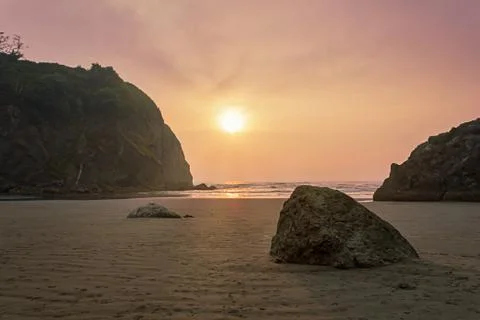 Sunset rays shinging over ruby beach in summer afternoon Foto stock