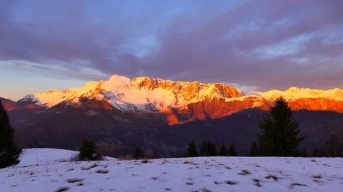 Sunset red reflection on mountain range Vidéo 109422477