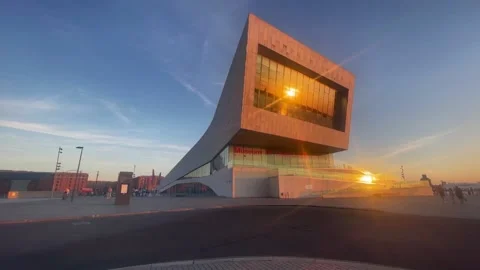 Sunset reflected in the windows of the Museum of Liverpool Video stock 203901274
