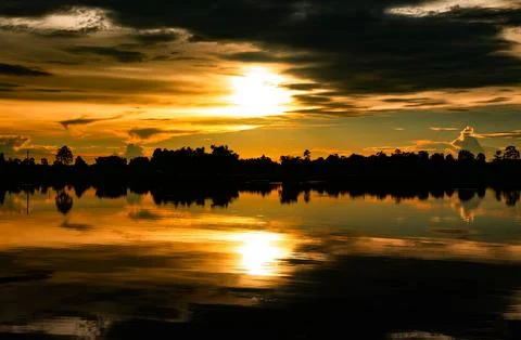 The sunset reflecting on the water surface in the evening is very natural and Stock Photos