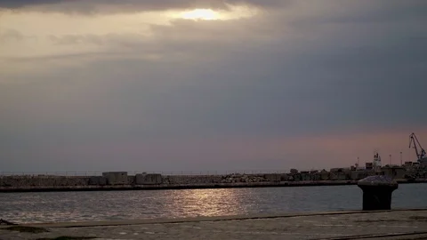 Sunset reflection 4k bird crossing 動画素材 105399594