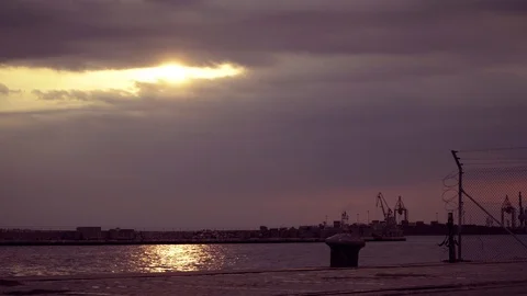 Sunset reflection 4k golden hour 動画素材 105400101