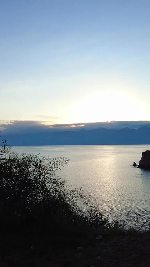 Sunset Reflection on Calm Mediterranean Sea Near Coastal Cliffs Vídeos de archivo 333480019