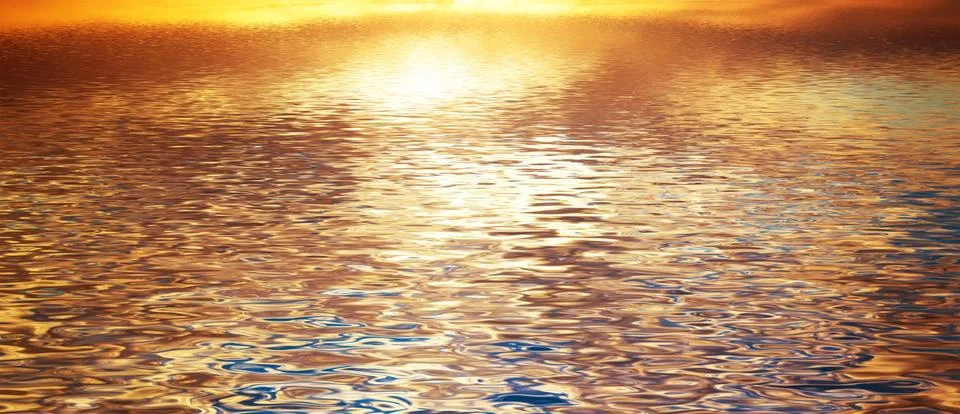 Sunset reflection in calm ocean waves. Banner, panorama, water background Foto stock