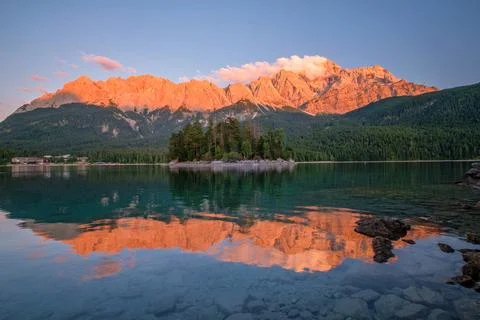 Sunset reflection at Eibsee lake with island and Zugspitze mountain range Stockfoto's