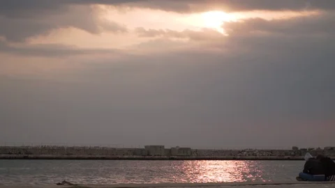 Sunset reflection girls 1080p 動画素材 105440431