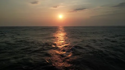 Sunset reflection in the ocean with drone view 4K Stockbeeldmateriaal 255813160