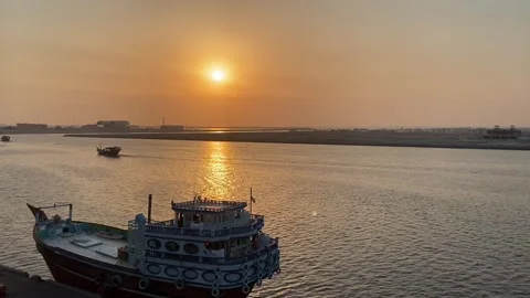 Sunset Reflection in the ocean, Sunset baot,Wood, Vidéo 276854685