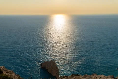 Sunset reflection over calm ocean horizon Stockfoto's