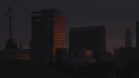 Sunset reflection on San Francisco building with synagogue foreground Stockbeeldmateriaal 333194180