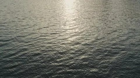 Sunset reflection on the water surface Vidéo 338398101