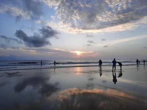 Sunset reflections on the beach. sky reflections on the water. Foto stock