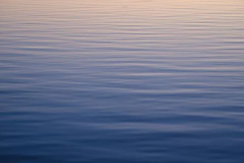 Sunset Ripples In A Lake Stock-Fotos