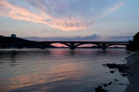 Sunset by the river against the bridge Foto stock
