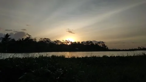 Sunset by the river and the breeze. Video stock 183101320