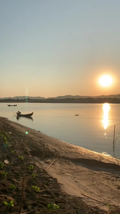 Sunset on a river in Bagan Vídeo Stock 343736138